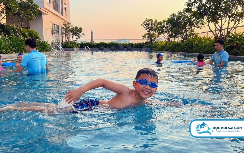 Khóa học bơi trẻ em 6-9 tuổi tại học bơi sài gòn