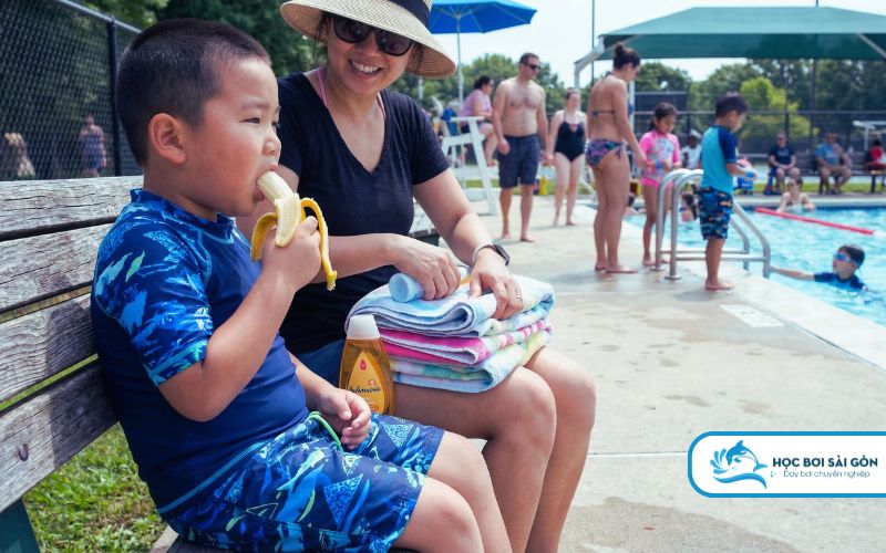 Cho trẻ ăn nhẹ trước khi bơi bằng chuối hoặc sữa chua trước 30-45p