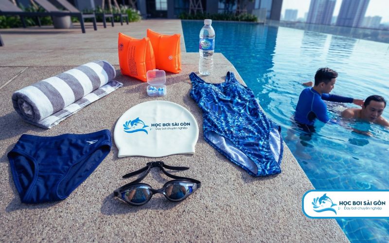 dụng cụ bơi lội cần thiết cho khóa học bơi người lớn