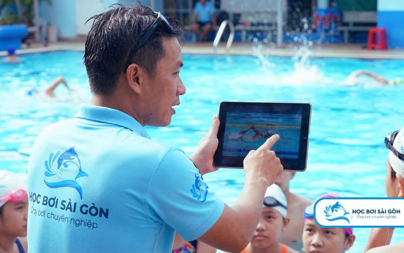 Phân tích kỹ thuật bơi qua video dưới nước.