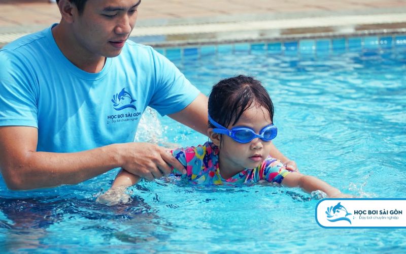 Dạy bơi kèm riêng 1 kèm 1 cho trẻ em 6-9 tuổi