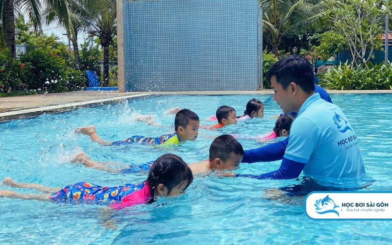 Giai đoạn 1 các bé được làm quen với nước và học cách thở lấy hơi dưới nước