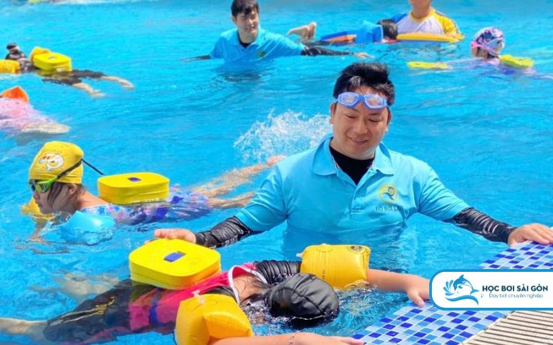 Giáo viên kèm riêng 1 kèm 1 cho bé 3-5 tuổi tại Học Bơi Sài Gòn