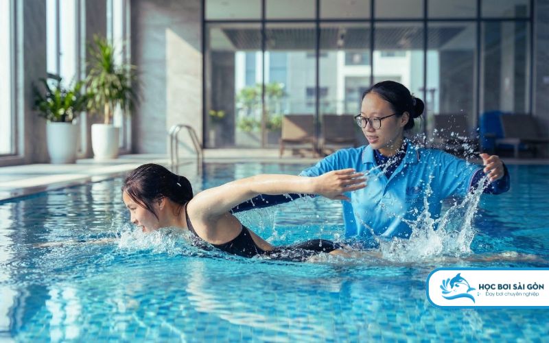 Giáo viên nữ đồng hành theo sát học viên điều chỉnh từng động tác