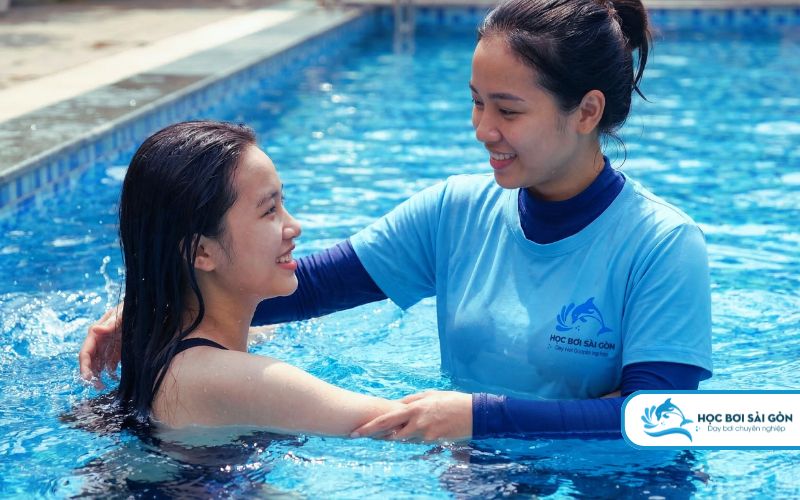 Học viên nữ thực hiện kỹ năng đứng nước sinh tồn ở vùng nước sâu đảm bảo an toàn tuyệt đối sau khóa học bơi bài bản.