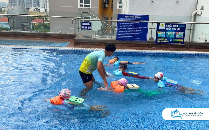 Hình ảnh học viên nhí tham gia lớp học bơi quận 7