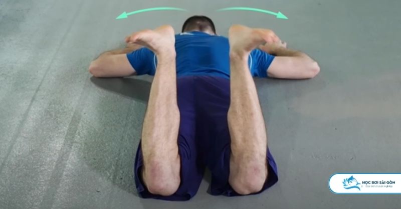 Không bẻ cổ chân khi đạp nước