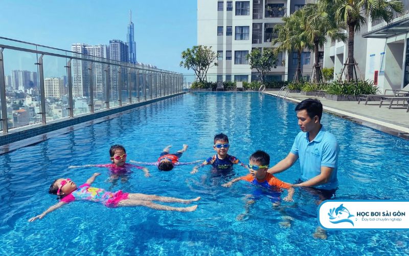 Kỹ năng bơi sinh tồn cho trẻ em tiểu học tại học bơi sài gòn