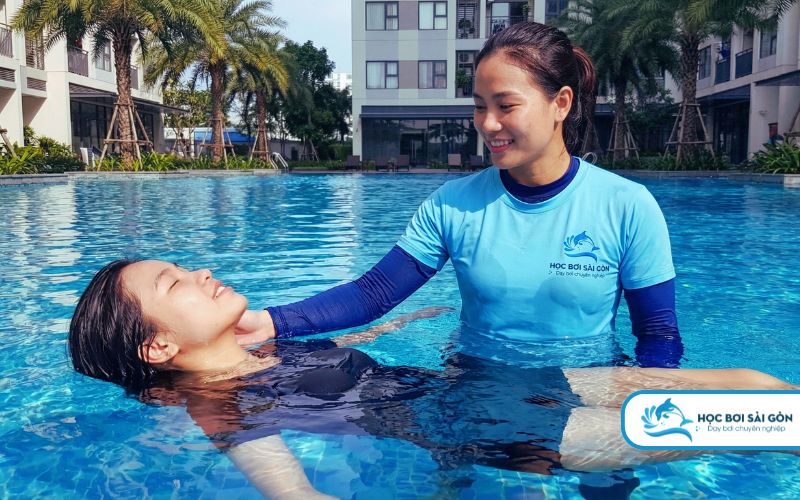 học kỹ năng đứng nước và xử lý chuột rút cho người lớn