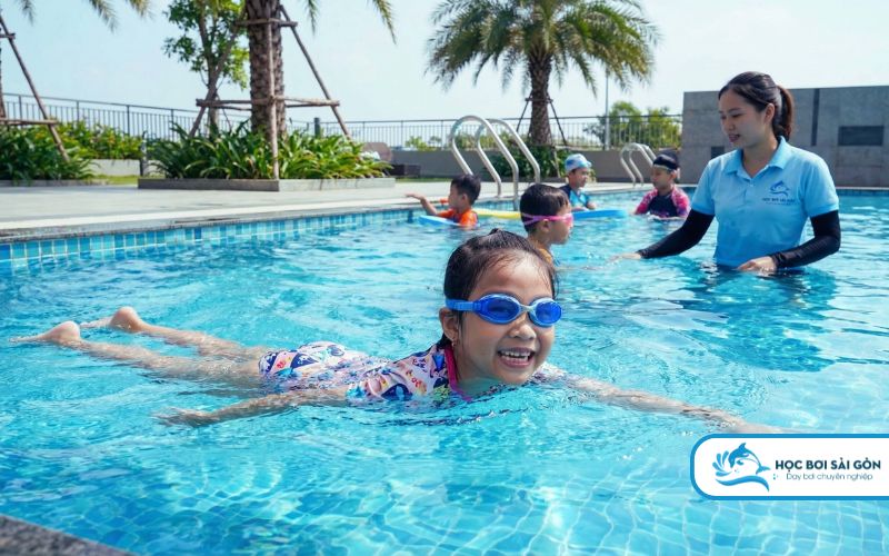 Lợi ích của bơi lội đối với sự phát triển trí thông minh của trẻ mầm non