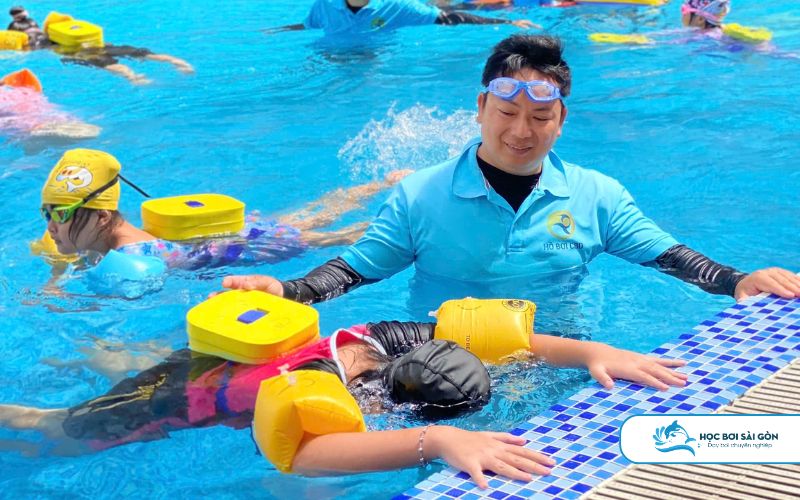 Học Bơi Sài Gòn không chỉ đơn thuần là việc dạy trẻ cách bơi, mà còn đem lại nhiều lợi ích thiết thực khác cho sự phát triển toàn diện của trẻ