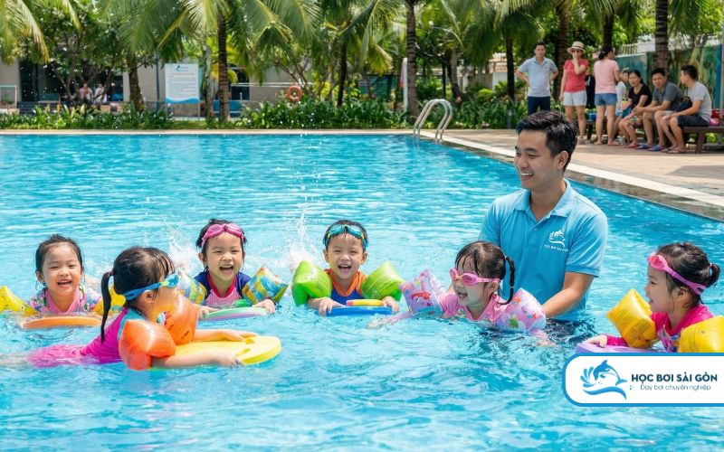 Phương pháp giảng dạy "vừa học vừa chơi" giúp bé tự tin dưới làn nước