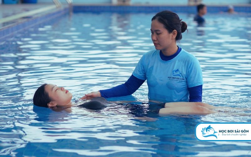 Huấn luyện viên nữ dạy bơi kèm riêng 1 kèm 1 đang tận tình hướng dẫn kỹ thuật thở nước cho học viên tại Học Bơi Sài Gòn.