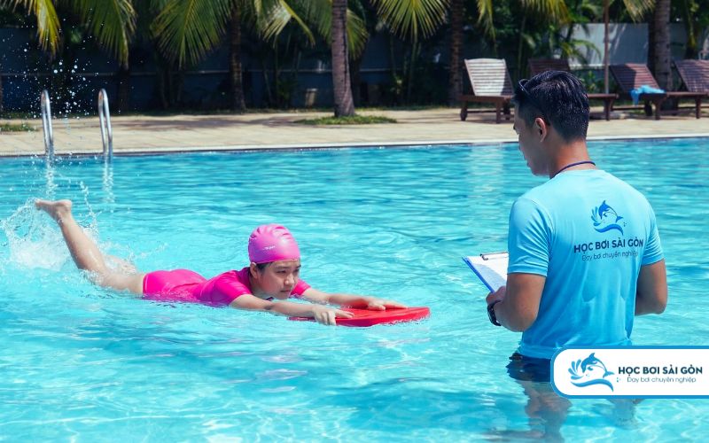 Học viên thực hành kỹ thuật lướt nước và đập chân cơ bản