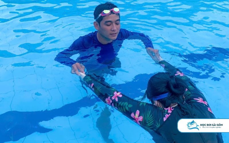Khóa học bơi người lớn đóng vai trò quan trọng trong việc giúp bạn tự tin hơn khi tiếp xúc với môi trường nước