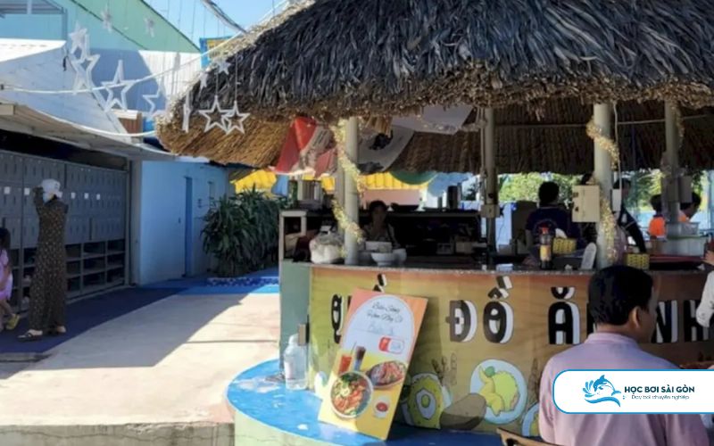 Có Khu Bán Đồ Ăn Và Nghỉ Ngơi