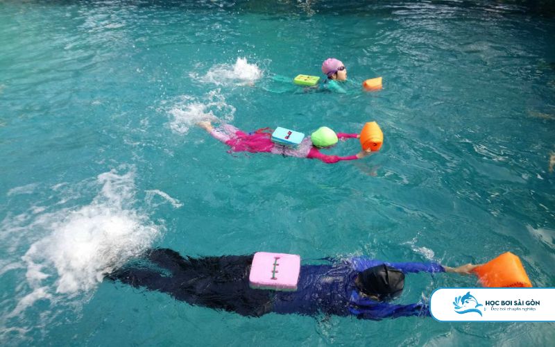 Dạy Bơi Tại Hồ Bơi Nhật Nguyệt