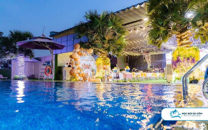 Hồ Bơi Có Cây Xanh Bao Quanh View Đẹp