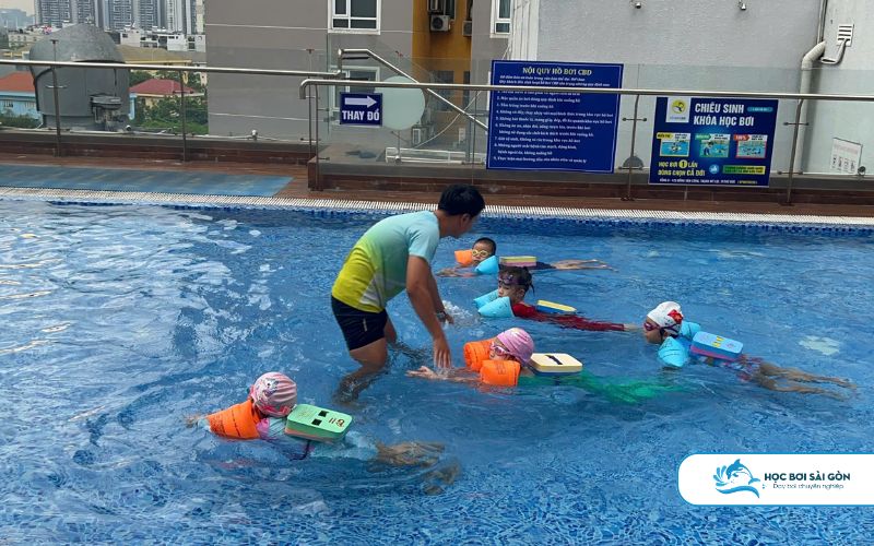 Học Bơi Sài Gòn Dạy Bơi Tại Hồ Nhóm Nhỏ 