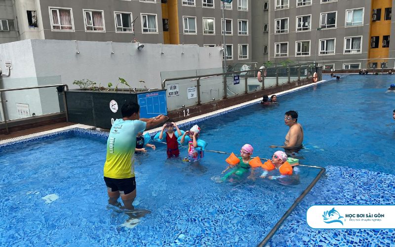 Làm Quen Với Nước Trước Khi Bơi