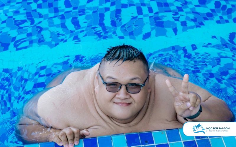 Người Thừa Cân Học Bơi Để Cải Thiện