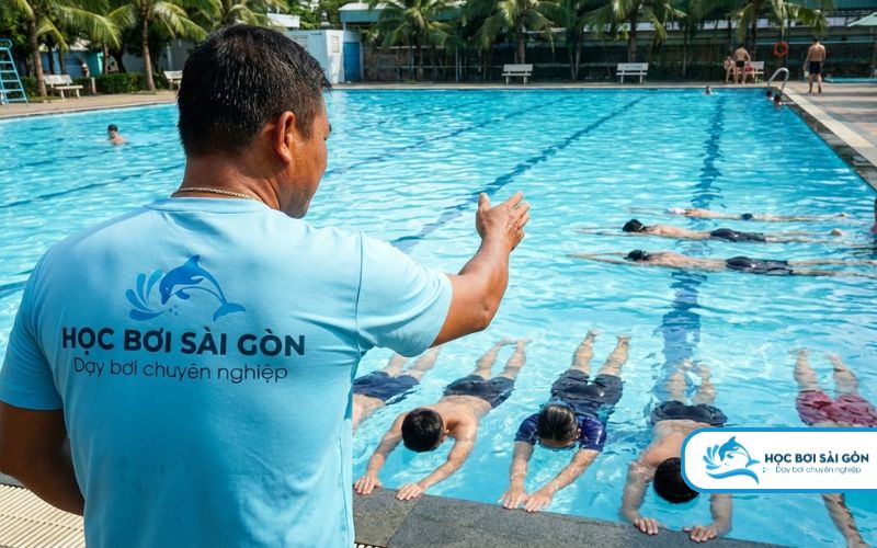 Thực hành nín thở tĩnh và động trong khóa học lặn tự do tại hồ bơi